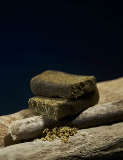 Résine CBD Suprême 28 % – texture naturelle brun clair – Terre de Fleurs