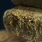 Gros plan sur la résine CBD Suprême – texture naturelle et compacte – Terre de Fleurs