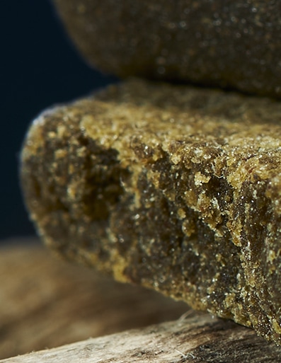 Gros plan sur la résine CBD Suprême – texture naturelle et compacte – Terre de Fleurs