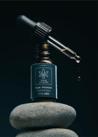 Bouteille d’huile CBD 25% spectre large, enrichie en 21% CBD, 4% CBG et 2% CBN, fabriquée en France, 10 ml.